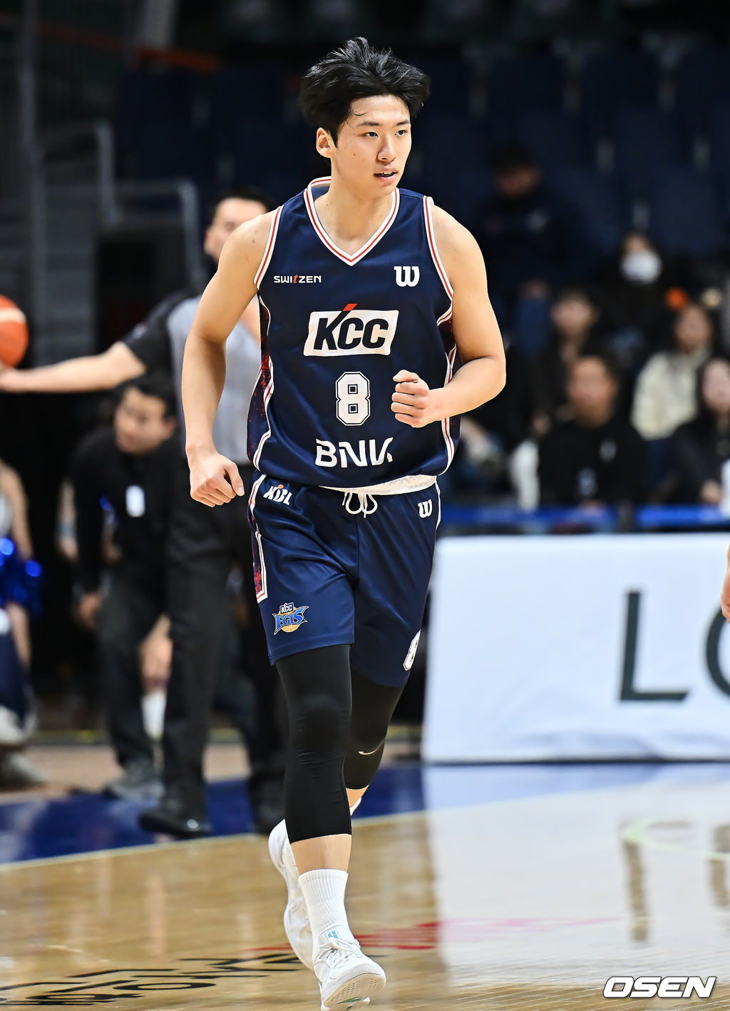 4일 부산 사직체육관에서 2025-2026 LG전자 프로농구 부산 KCC와 안양 정관장의 경기가 열렸다.  2025 KBL 신인선수 드래프트에서 전체 3순위로 입단한 윤기찬이 홈에서 첫 데뷔전 경기에 나섰다.부산 KCC 윤기찬이 플레이를 펼치고 있다. 2025.12.04 / foto0307@osen.co.kr