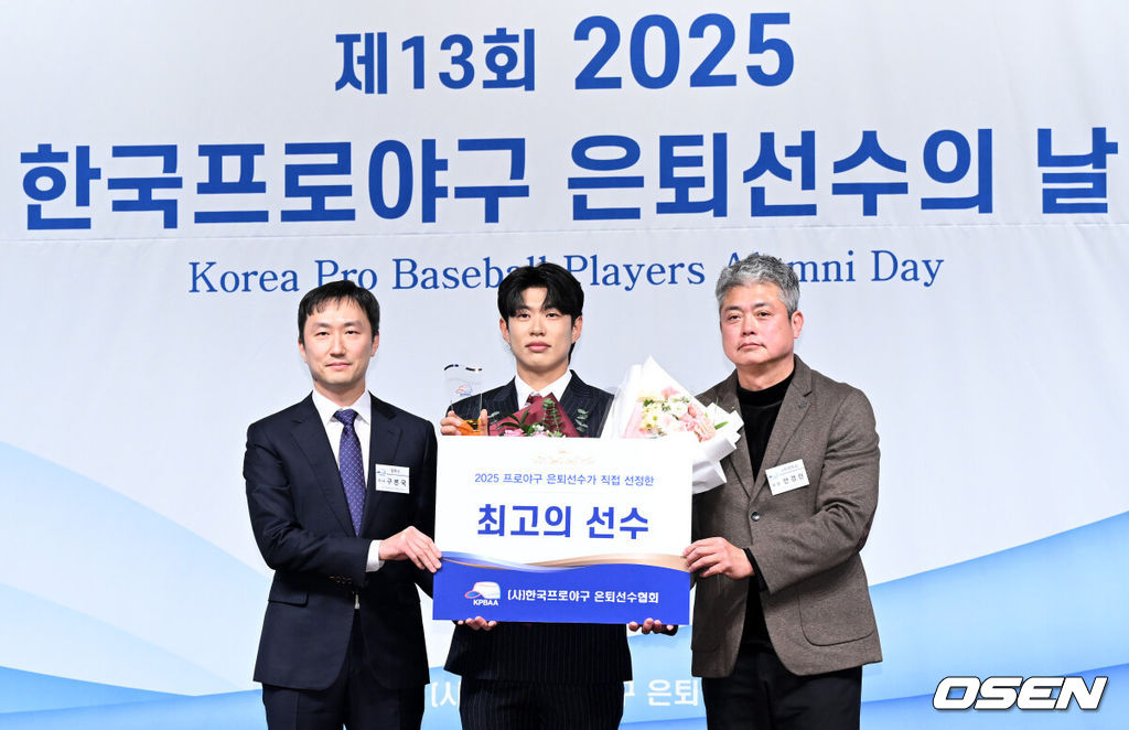 5일 오전 서울 강남구 호텔 리베라에서 제13회 2025 한국프로야구 은퇴선수의 날 시상식이 열렸다.이 시상식은 각지로 흩어져 활동 중인 프로야구 은퇴선수들이 한자리에 모여 한 해 동안 한국 야구의 발전을 위해 달려온 이들에게 감사의 마음을 표하고자 개최하는 행사다.최고의 선수상을 수상한 키움 송성문이 기념촬영을 하고 있다. 2025.12.05 /sunday@osen.co.kr