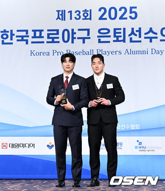 [OSEN=이대선 기자] 5일 오전 서울 강남구 호텔 리베라에서 제13회 2025 한국프로야구 은퇴선수의 날 시상식이 열렸다.이 시상식은 각지로 흩어져 활동 중인 프로야구 은퇴선수들이 한자리에 모여 한 해 동안 한국 야구의 발전을 위해 달려온 이들에게 감사의 마음을 표하고자 개최하는 행사다.최고의 선수상을 수상한 키움 송성문과 최고의 신인상을 수상한 KT 안현민이 기념촬영을 하고 있다. 2025.12.05 /sunday@osen.co.kr