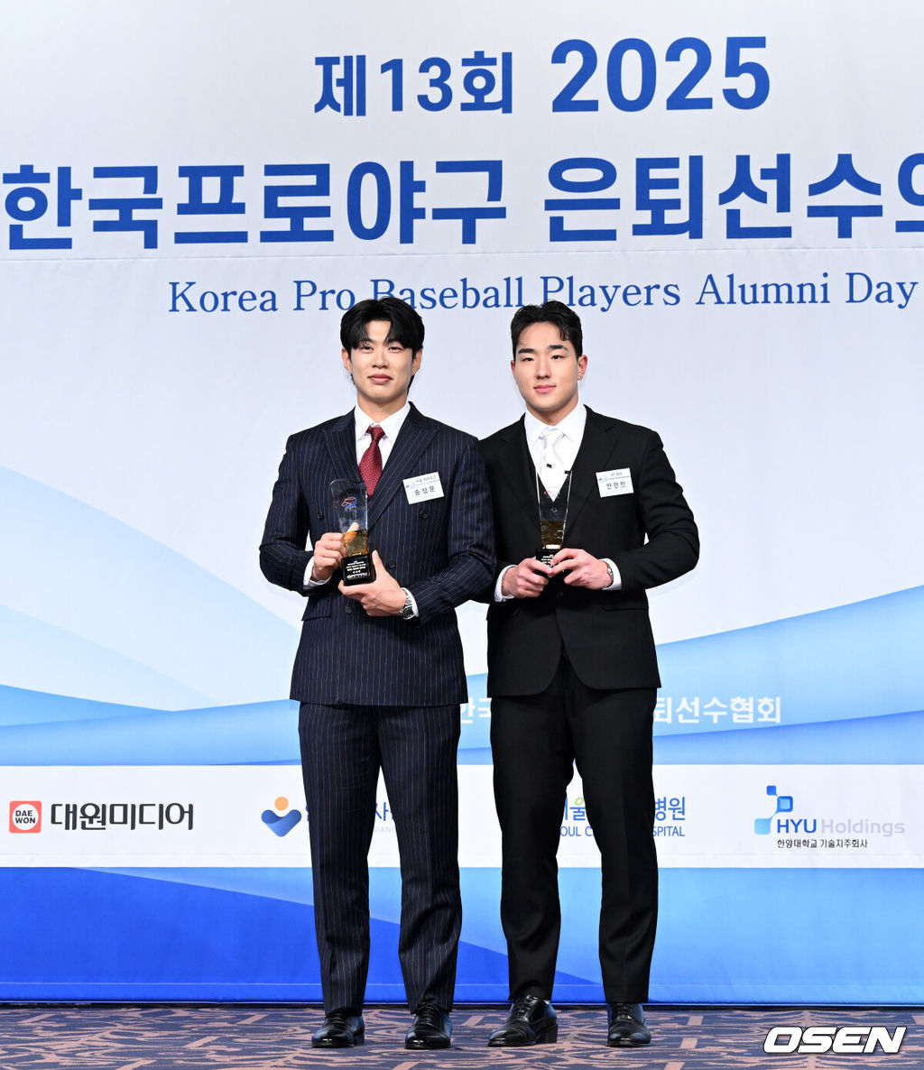 5일 오전 서울 강남구 호텔 리베라에서 제13회 2025 한국프로야구 은퇴선수의 날 시상식이 열렸다.이 시상식은 각지로 흩어져 활동 중인 프로야구 은퇴선수들이 한자리에 모여 한 해 동안 한국 야구의 발전을 위해 달려온 이들에게 감사의 마음을 표하고자 개최하는 행사다.최고의 선수상을 수상한 키움 송성문과 최고의 신인상을 수상한 KT 안현민이 기념촬영을 하고 있다. 2025.12.05 /sunday@osen.co.kr