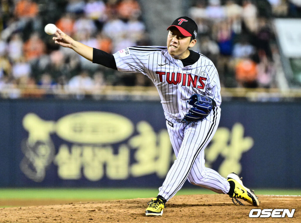 9일 오후 서울 잠실구장에서 ‘2025 신한 SOL Bank KBO리그’ LG 트윈스와 한화 이글스의 경기가 열렸다.LG는 치리노스, 한화는 엄상백을 선발로 내세웠다.9회초 LG 박명근이 역투하고 있다. 2025.08.09 /cej@osen.co.kr