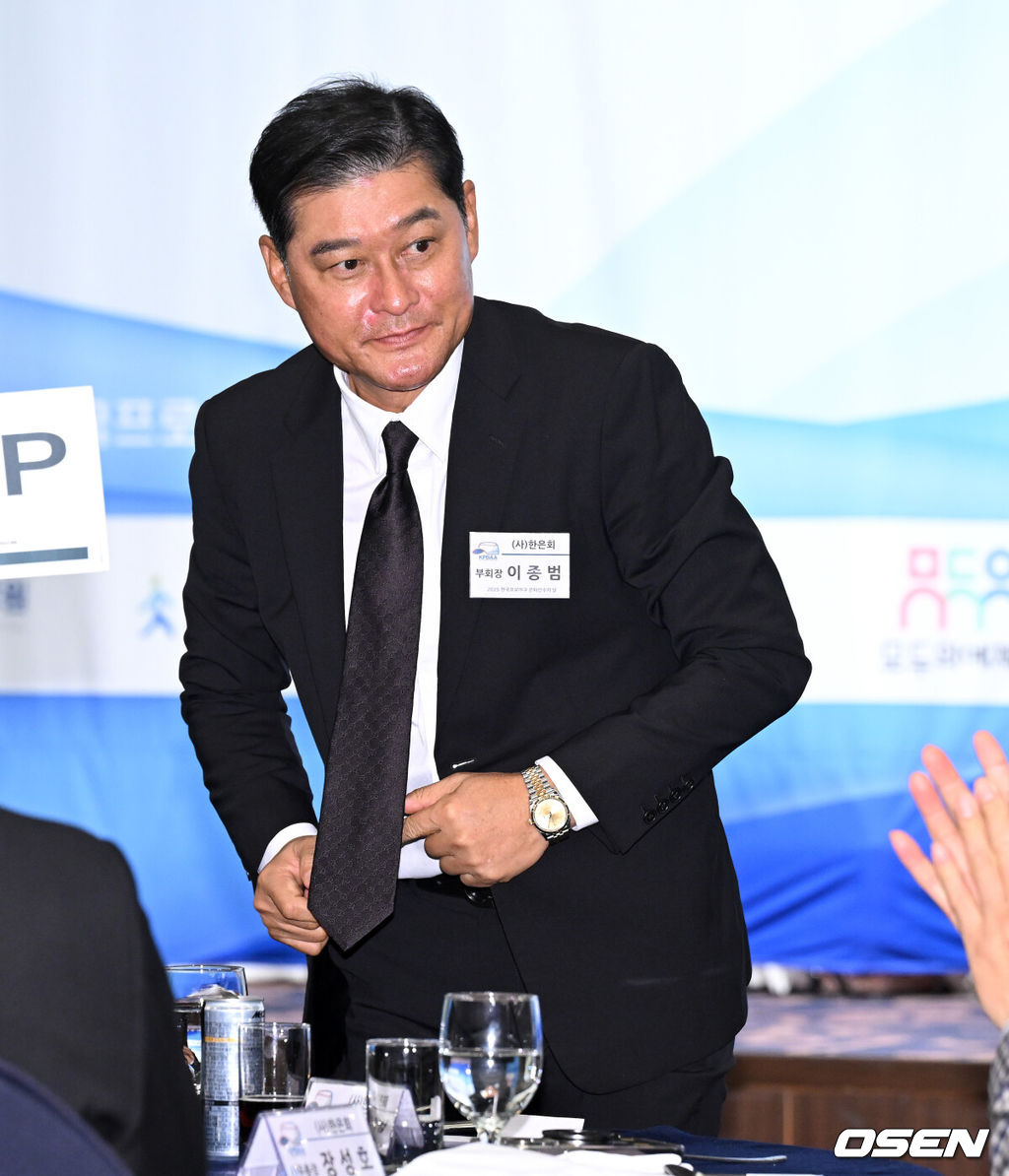 5일 오전 서울 강남구 호텔 리베라에서 제13회 2025 한국프로야구 은퇴선수의 날 시상식이 열렸다.이 시상식은 각지로 흩어져 활동 중인 프로야구 은퇴선수들이 한자리에 모여 한 해 동안 한국 야구의 발전을 위해 달려온 이들에게 감사의 마음을 표하고자 개최하는 행사다.이종범 회장이 인사를 하고 있다. 2025.12.05 /sunday@osen.co.kr