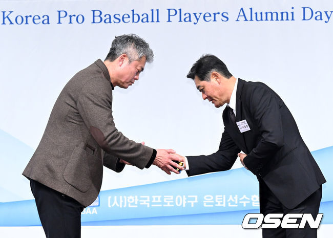 [OSEN=이대선 기자] 5일 오전 서울 강남구 호텔 리베라에서 제13회 2025 한국프로야구 은퇴선수의 날 시상식이 열렸다.이 시상식은 각지로 흩어져 활동 중인 프로야구 은퇴선수들이 한자리에 모여 한 해 동안 한국 야구의 발전을 위해 달려온 이들에게 감사의 마음을 표하고자 개최하는 행사다.이종범 회장이 안경현 전 회장에게 감사패를 전달하고 있다. 2025.12.05 /sunday@osen.co.kr