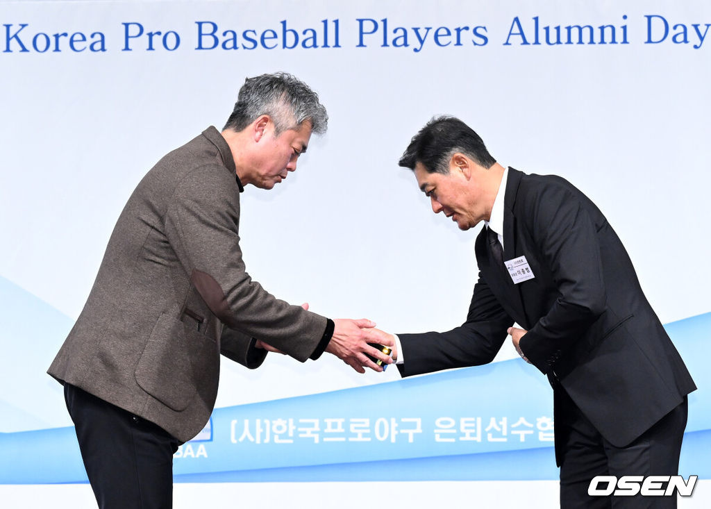 5일 오전 서울 강남구 호텔 리베라에서 제13회 2025 한국프로야구 은퇴선수의 날 시상식이 열렸다.이 시상식은 각지로 흩어져 활동 중인 프로야구 은퇴선수들이 한자리에 모여 한 해 동안 한국 야구의 발전을 위해 달려온 이들에게 감사의 마음을 표하고자 개최하는 행사다.이종범 회장이 안경현 전 회장에게 감사패를 전달하고 있다. 2025.12.05 /sunday@osen.co.kr