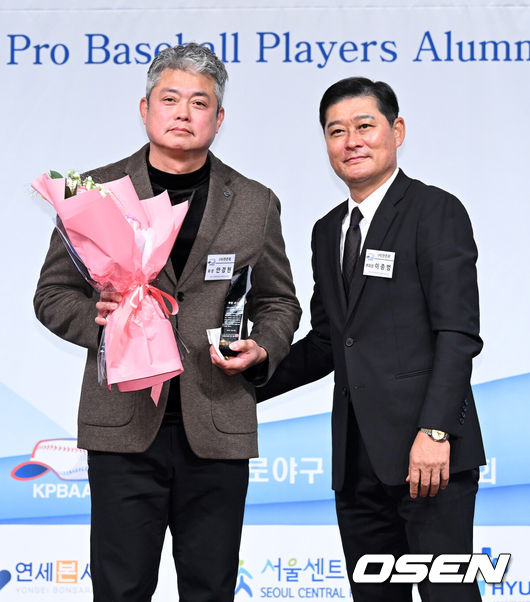 [OSEN=이대선 기자] 5일 오전 서울 강남구 호텔 리베라에서 제13회 2025 한국프로야구 은퇴선수의 날 시상식이 열렸다.이 시상식은 각지로 흩어져 활동 중인 프로야구 은퇴선수들이 한자리에 모여 한 해 동안 한국 야구의 발전을 위해 달려온 이들에게 감사의 마음을 표하고자 개최하는 행사다.안경현 전 회장 감사패 수상 후 이종범 회장과 기념촬영을 하고 있다. 2025.12.05 /sunday@osen.co.kr