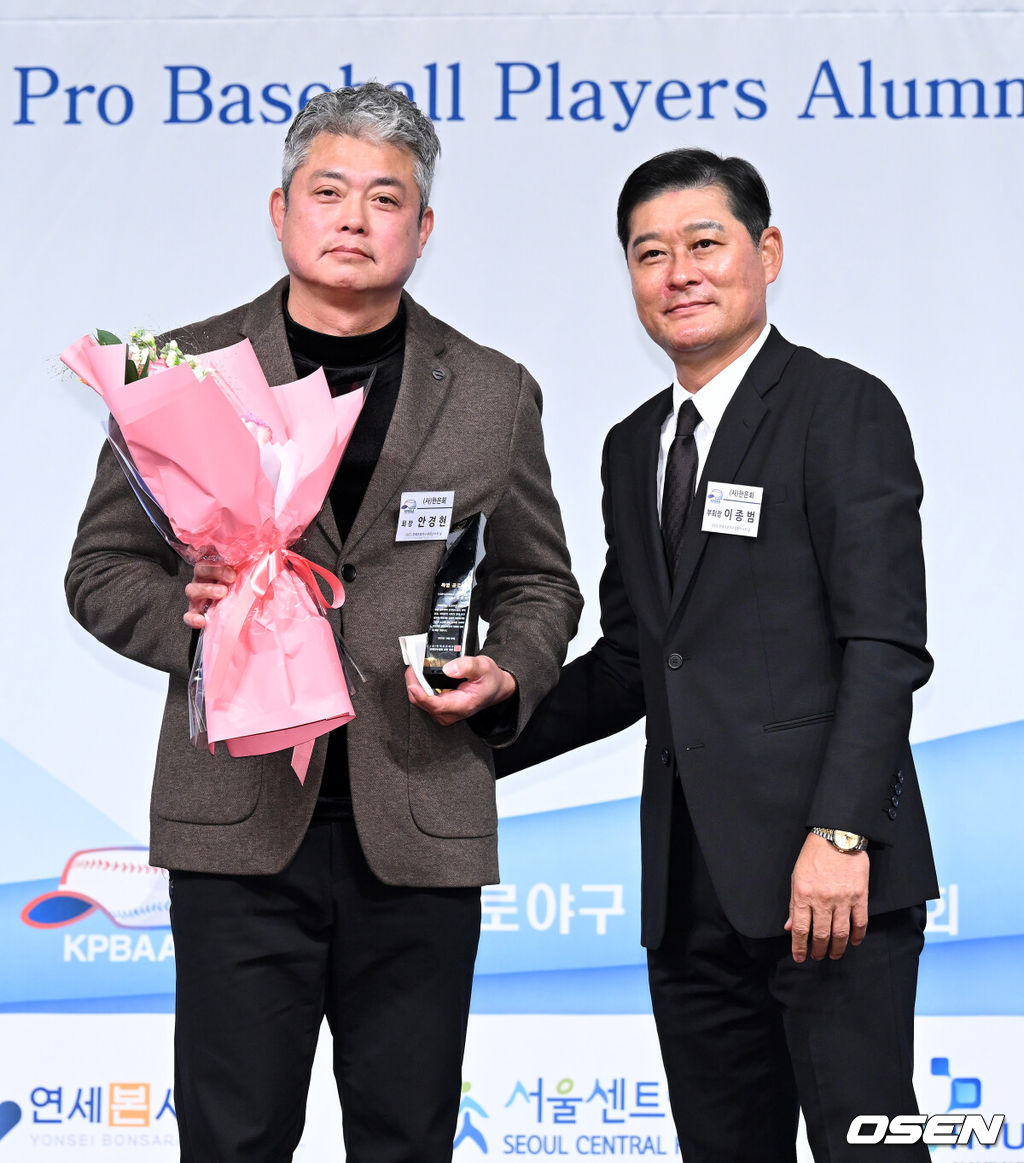 5일 오전 서울 강남구 호텔 리베라에서 제13회 2025 한국프로야구 은퇴선수의 날 시상식이 열렸다.이 시상식은 각지로 흩어져 활동 중인 프로야구 은퇴선수들이 한자리에 모여 한 해 동안 한국 야구의 발전을 위해 달려온 이들에게 감사의 마음을 표하고자 개최하는 행사다.안경현 전 회장 감사패 수상 후 이종범 회장과 기념촬영을 하고 있다. 2025.12.05 /sunday@osen.co.kr