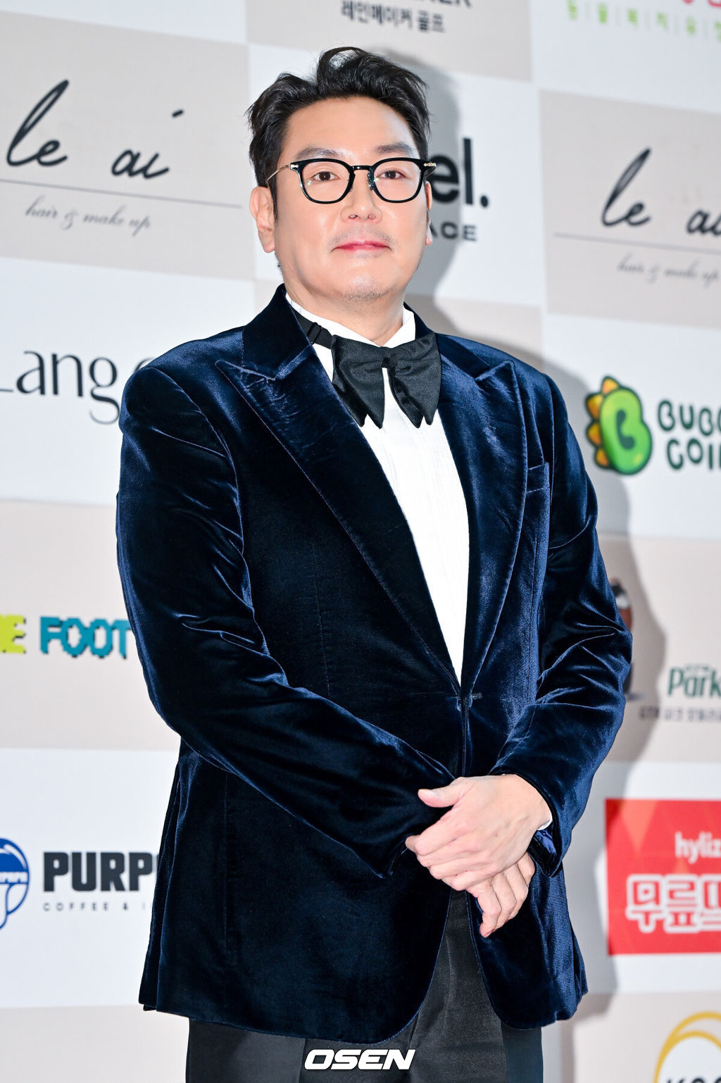 18일 오후 서울 강남구 논현동 건설회관에서 '제 44회 황금 촬영상 시상식'이 진행됐다.황금 촬영상 시상식은 한국촬영감독협회가 주최하고 에이치엘컴퍼니가 주관하며, 1977년 첫 개최 이후 한국 영화의 역사와 함께한 명실상부한 최고의 영화 시상식이다.배우 조진웅이 포즈를 취하고 있다. 2024.11.18 / soul1014@osen.co.kr