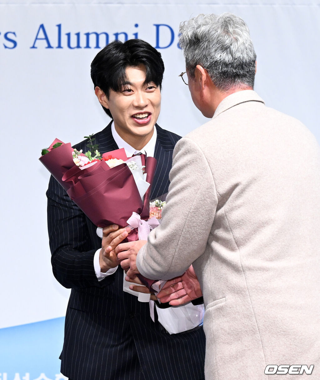 5일 오전 서울 강남구 호텔 리베라에서 제13회 2025 한국프로야구 은퇴선수의 날 시상식이 열렸다.이 시상식은 각지로 흩어져 활동 중인 프로야구 은퇴선수들이 한자리에 모여 한 해 동안 한국 야구의 발전을 위해 달려온 이들에게 감사의 마음을 표하고자 개최하는 행사다.최고의 선수상을 수상한 키움 송성문이 강병식 코칭에게 꽃다발을 받고 있다. 2025.12.05 /sunday@osen.co.kr