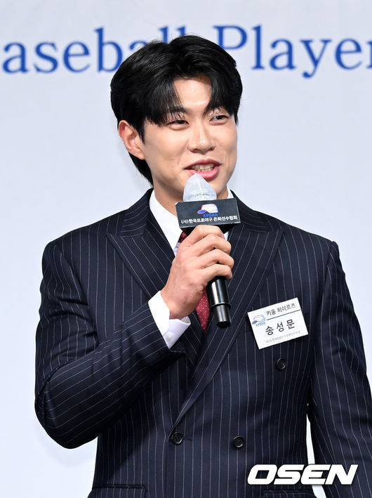 [OSEN=이대선 기자] 5일 오전 서울 강남구 호텔 리베라에서 제13회 2025 한국프로야구 은퇴선수의 날 시상식이 열렸다.이 시상식은 각지로 흩어져 활동 중인 프로야구 은퇴선수들이 한자리에 모여 한 해 동안 한국 야구의 발전을 위해 달려온 이들에게 감사의 마음을 표하고자 개최하는 행사다.최고의 선수상을 수상한 키움 송성문이 인사말을 하고 있다. 2025.12.05 /sunday@osen.co.kr