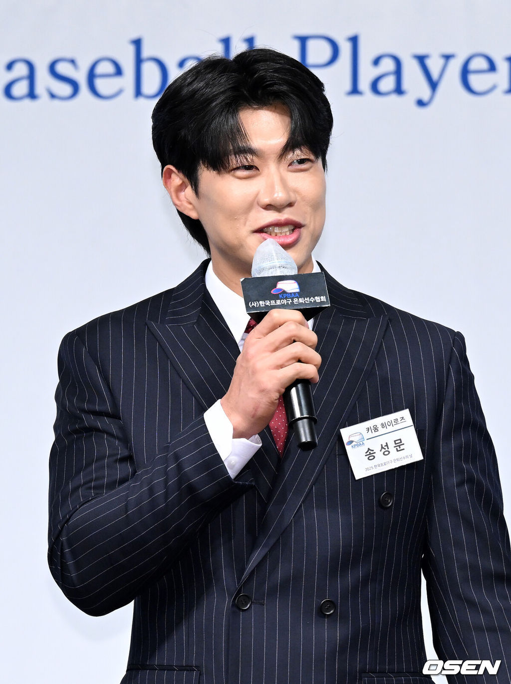 5일 오전 서울 강남구 호텔 리베라에서 제13회 2025 한국프로야구 은퇴선수의 날 시상식이 열렸다.이 시상식은 각지로 흩어져 활동 중인 프로야구 은퇴선수들이 한자리에 모여 한 해 동안 한국 야구의 발전을 위해 달려온 이들에게 감사의 마음을 표하고자 개최하는 행사다.최고의 선수상을 수상한 키움 송성문이 인사말을 하고 있다. 2025.12.05 /sunday@osen.co.kr