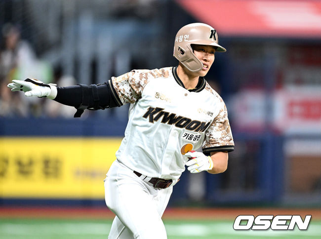 [OSEN=고척, 이대선 기자] 프로야구 키움 히어로즈가 극적인 끝내기 승리로 3연승을 질주했다. 키움은 6일 서울 고척스카이돔에서 열린 ‘2025 신한은행 SOL Bank KBO리그’은 LG 트윈스와의 경기에서 2-1로 승리했다. 이날 승리로 시즌 두 번째 3연승에 성공했다. 3월 28일 SSG전 승리 이후 70일 만에 3연승이다.10회말 끝내기 홈런을 기록한 키움 송성문이 환호하고 있다. 2025.06.06 /sunday@osen.co.kr