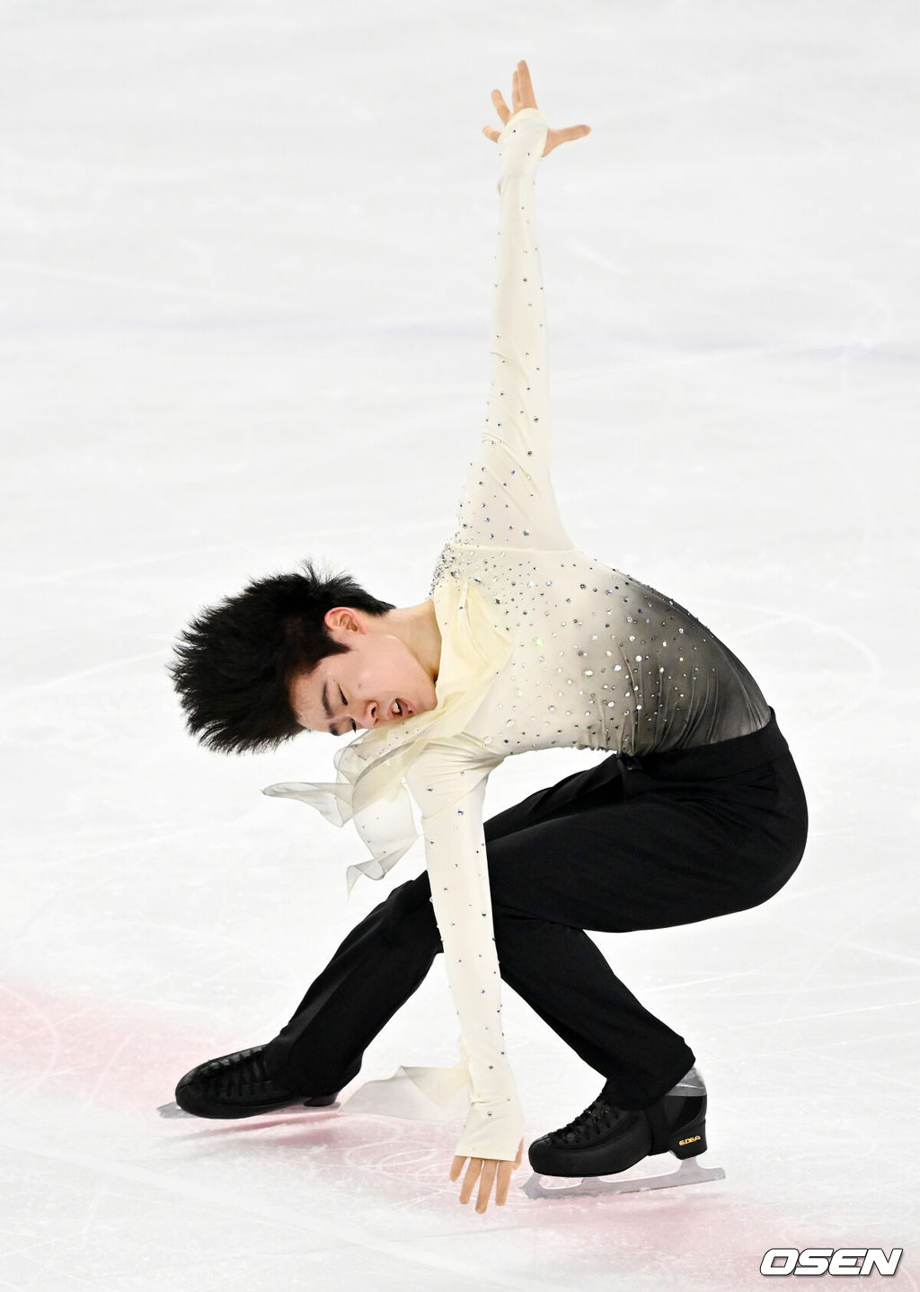 30일 오후 서울 양천구 목동아이스링크장에서 ‘2025 KB금융 전국남녀 피겨스케이팅 회장배 랭킹대회’가 열렸다.이번 대회는 2026 ISU 사대륙 피겨스케이팅 선수권대회 파견선수 선발전과 2026 밀라노 코르티나 동계올림픽대회 1차 선발전, 2025/27 국가대표 1차 선발전으로 진행된다. 남자 시니어 프리 프로그램 부문 서민규가 멋진 연기를 펼치고 있다. 2025.11.30 / rumi@osen.co.kr