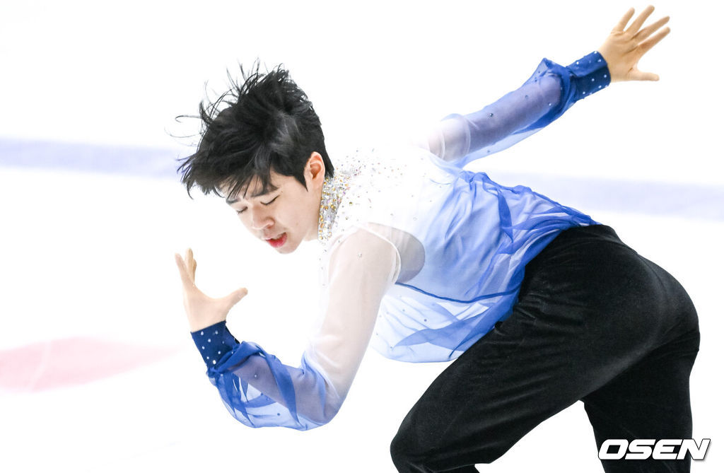 22일 춘천송암스포츠타운 빙상장에서 제106회 전국동계체육대회(동계체전) 빙상 피겨 스케이팅 대회가 진행됐다.싱글 A조 남자 18세 이하부 쇼트 프로그램 경신고등학교 서민규가 연기를 펼치고 있다.  2025.01.22 / soul1014@osen.co.kr