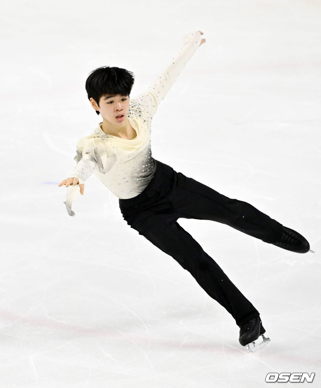 30일 오후 서울 양천구 목동아이스링크장에서 ‘2025 KB금융 전국남녀 피겨스케이팅 회장배 랭킹대회’가 열렸다.이번 대회는 2026 ISU 사대륙 피겨스케이팅 선수권대회 파견선수 선발전과 2026 밀라노 코르티나 동계올림픽대회 1차 선발전, 2025/27 국가대표 1차 선발전으로 진행된다. 남자 시니어 프리 프로그램 부문 서민규가 멋진 연기를 펼치고 있다. 2025.11.30 / rumi@osen.co.kr