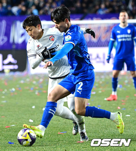 [OSEN=수원월드컵경기장, 최규한 기자] 3일 오후 경기도 수원월드컵경기장에서 ‘K리그 승강 플레이오프(PO)’ 1차전 수원 삼성과 제주 SK의 경기가 열렸다.이날 경기는 제주가 1-0으로 승리하며 잔류에 청신호를 켰다.후반 제주 남태희와 수원 장석환이 볼다툼을 벌이고 있다. 2025.12.03 / dreamer@osen.co.kr