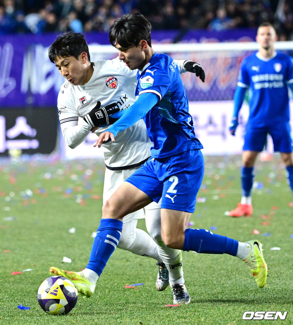 3일 오후 경기도 수원월드컵경기장에서 ‘K리그 승강 플레이오프(PO)’ 1차전 수원 삼성과 제주 SK의 경기가 열렸다.이날 경기는 제주가 1-0으로 승리하며 잔류에 청신호를 켰다.후반 제주 남태희와 수원 장석환이 볼다툼을 벌이고 있다. 2025.12.03 / dreamer@osen.co.kr