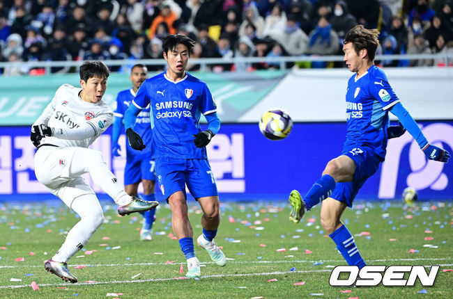 [OSEN=수원월드컵경기장, 최규한 기자] 3일 오후 경기도 수원월드컵경기장에서 ‘K리그 승강 플레이오프(PO)’ 1차전 수원 삼성과 제주 SK의 경기가 열렸다.K리그1 11위인 제주와 K리그2 2위인 수원의 격돌이다. 1부리그의 주인공을 정하는 이번 승강 PO는 홈 앤드 어웨이 방식으로 치러진다. 3일 수원에서 1차전을 치른 뒤 7일 제주월드컵경기장으로 장소를 옮겨 2차전을 벌인다.후반 제주 남태희가 슛을 시도하고 있다. 2025.12.03 / dreamer@osen.co.kr