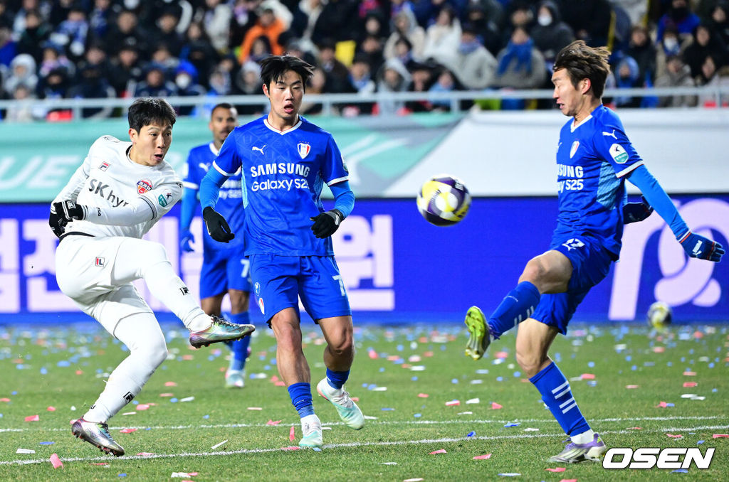 3일 오후 경기도 수원월드컵경기장에서 ‘K리그 승강 플레이오프(PO)’ 1차전 수원 삼성과 제주 SK의 경기가 열렸다.K리그1 11위인 제주와 K리그2 2위인 수원의 격돌이다. 1부리그의 주인공을 정하는 이번 승강 PO는 홈 앤드 어웨이 방식으로 치러진다. 3일 수원에서 1차전을 치른 뒤 7일 제주월드컵경기장으로 장소를 옮겨 2차전을 벌인다.후반 제주 남태희가 슛을 시도하고 있다. 2025.12.03 / dreamer@osen.co.kr