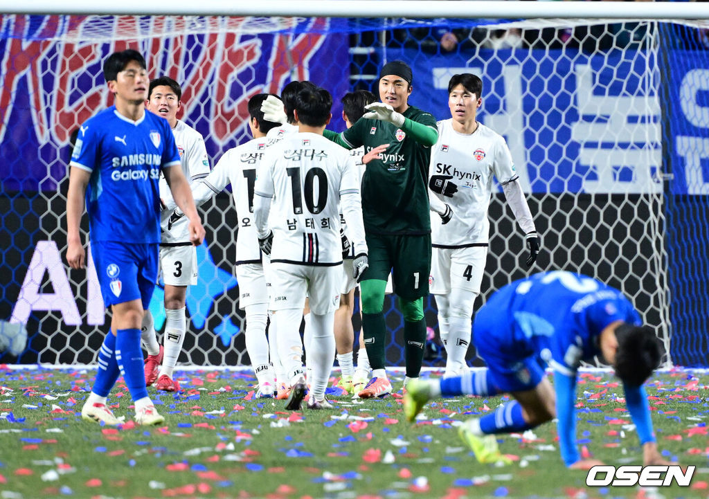 3일 오후 경기도 수원월드컵경기장에서 ‘K리그 승강 플레이오프(PO)’ 1차전 수원 삼성과 제주 SK의 경기가 열렸다.이날 경기는 제주가 1-0으로 승리하며 잔류에 청신호를 켰다.경기를 마치고 승리한 제주 선수들이 기뻐하고 있다. 2025.12.03 / dreamer@osen.co.kr