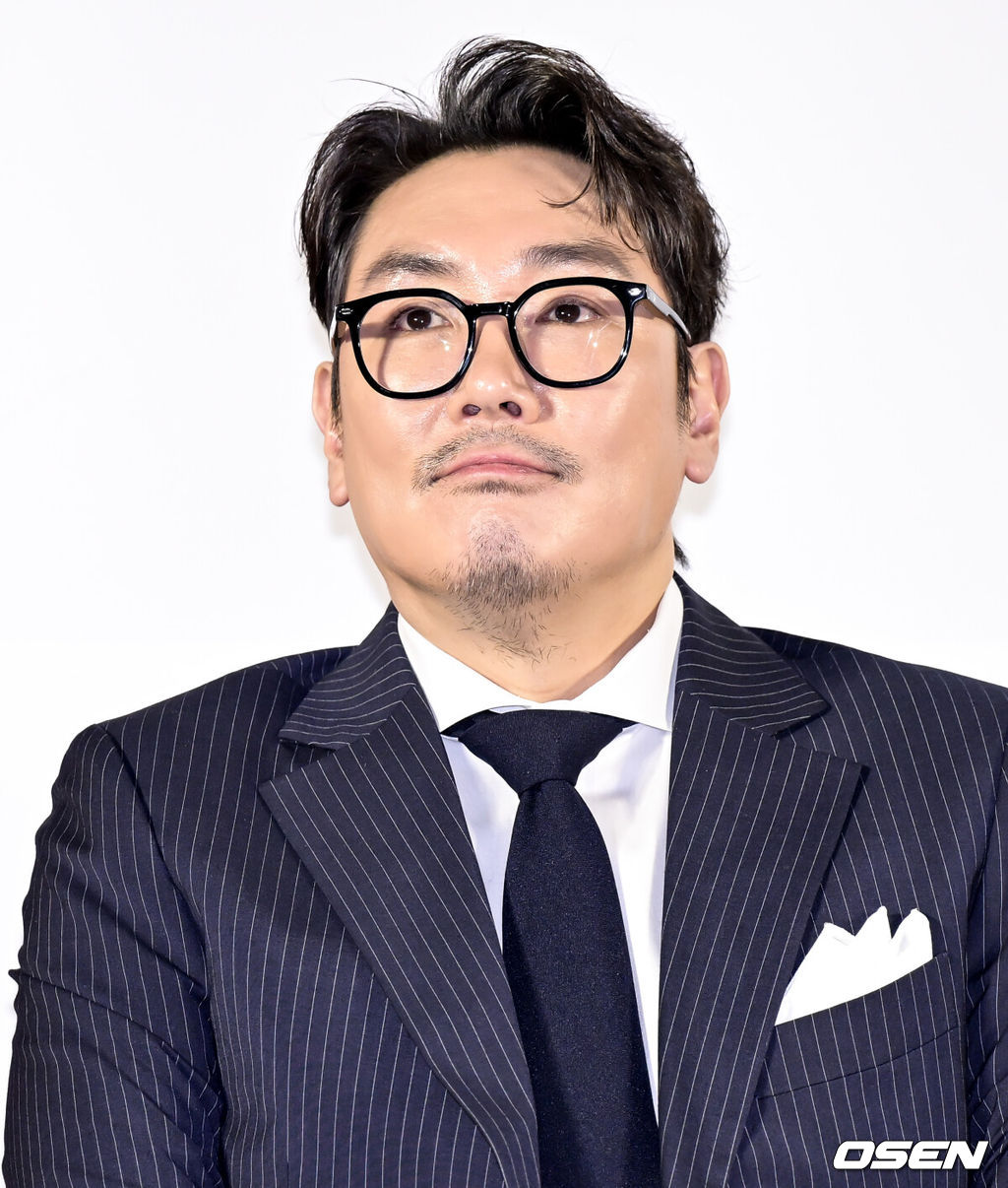 영화 ‘데드맨(감독 하준원)’ 제작보고회가 19일 오전 메가박스 성수에서 열렸다.'데드맨'은 이름값으로 돈을 버는 일명 바지사장계의 에이스가 1천억 횡령 누명을 쓰고 ‘죽은 사람’으로 살아가게 된 후, 이름 하나로 얽힌 사람들과 빼앗긴 인생을 되찾기 위해 추적에 나서는 이야기. 2월 7일 개봉.배우 조진웅이 질의응답을 하고 있다. 2024.01.19 /cej@osen.co.kr