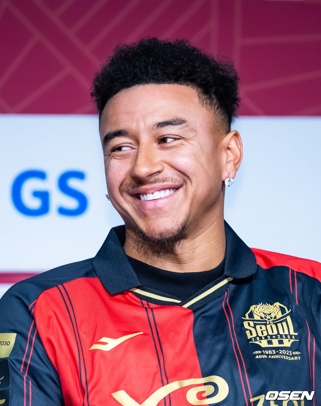 8일 오후 서울 마포구 서울월드컵경기장 인터뷰실에서 제시 린가드의 FC서울 입단 기자회견이 진행됐다. 린가드가 FC서울 유니폼을 입고 기자회견을 하고 있다. 2024.02.08 / rumi@osen.co.kr