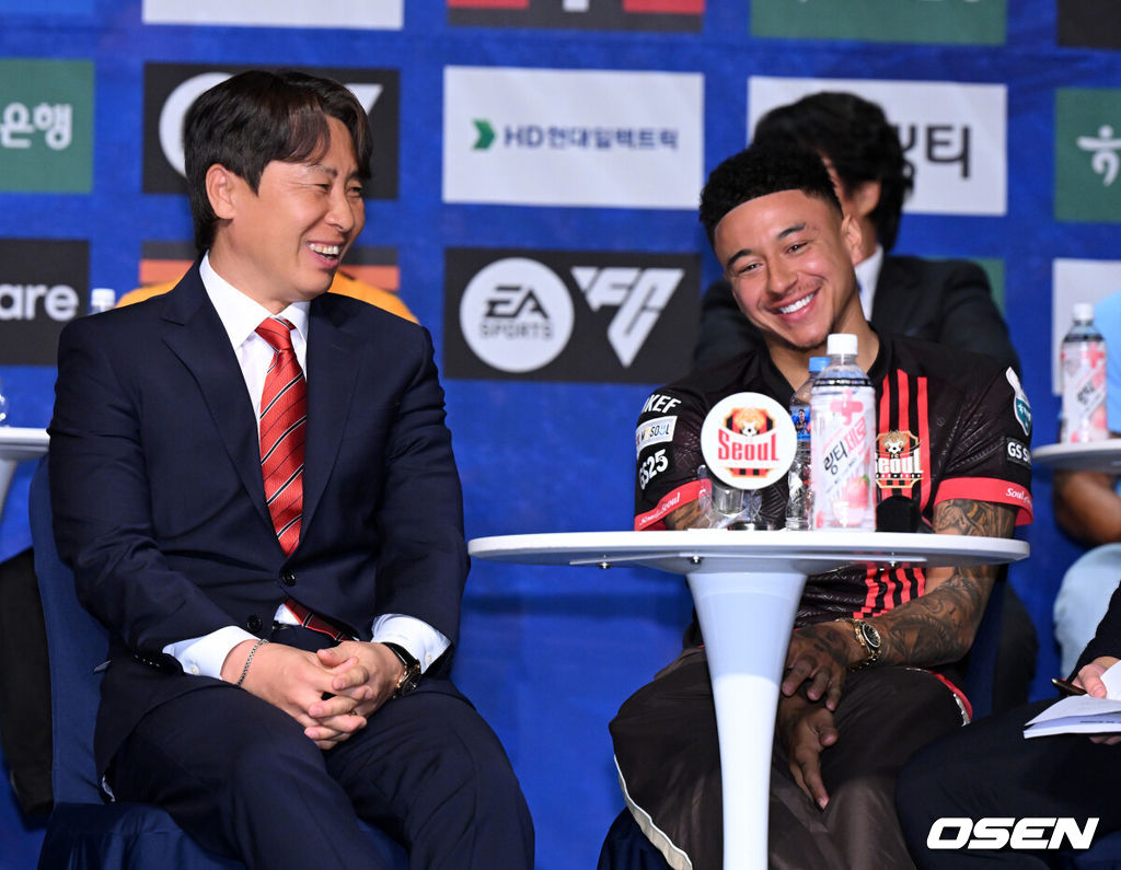 13일 오전 서울 서대문구 홍은동 스위스그랜드호텔 그랜드볼룸에서 K리그1 개막 미디어데이가 열렸다.이날 K리그1 8개 팀(강원, 김천, 서울, 수원FC, 제주, 대전, 대구, 안양) 감독과 대표 선수가 참석해 올 시즌을 앞둔 각오를 밝혔다. 2024-2025 ACL에 나서는 K리그1 4개 팀(울산, 포항, 광주, 전북)은 ACL 경기 일정으로 인해 이번 개막 미디어데이에 참석하지 않고 지난 5일 별도 미디어데이를 가졌다.FC 서울 김기동 감독, 린가드가 미디어데이를 하며 즐거워하고 있다. 2025.02.13 /jpnews@osen.co.kr