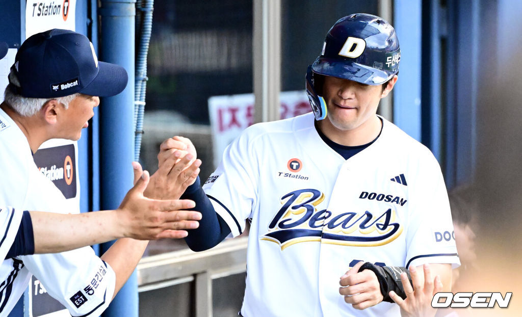 15일 서울 잠실야구장에서 2025 신한 SOL Bank KBO리그 두산 베어스와 키움 히어로즈의 경기가 열렸다.이날 홈팀 두산은 곽빈을, 원정팀 키움은 정현우를 선발 투수로 내세웠다.4회말 2사 3사 3루 키움 3루수 송성문이 두산 김기연의 땅볼에 포구 실책을 범했다. 실책을 틈타 3루주자 김재환이 득점을 올린 뒤 더그아웃에서 환영을 받고 있다. 2025.06.15 /cej@osen.co.kr