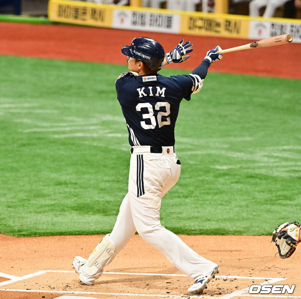 24일 오후 서울 고척스카이돔에서 ‘2025 신한 SOL BANK KBO리그’  키움 히어로즈와 두산 베어스의 경기가 진행됐다.이날 키움은 김연주를 두산은 콜어빈을 선발투수로 내세웠다.1회초 2사 두산 김재환이 선취 2타점 적시 3루타를 날리고 있다.   2025.04.24 / soul1014@osen.co.kr