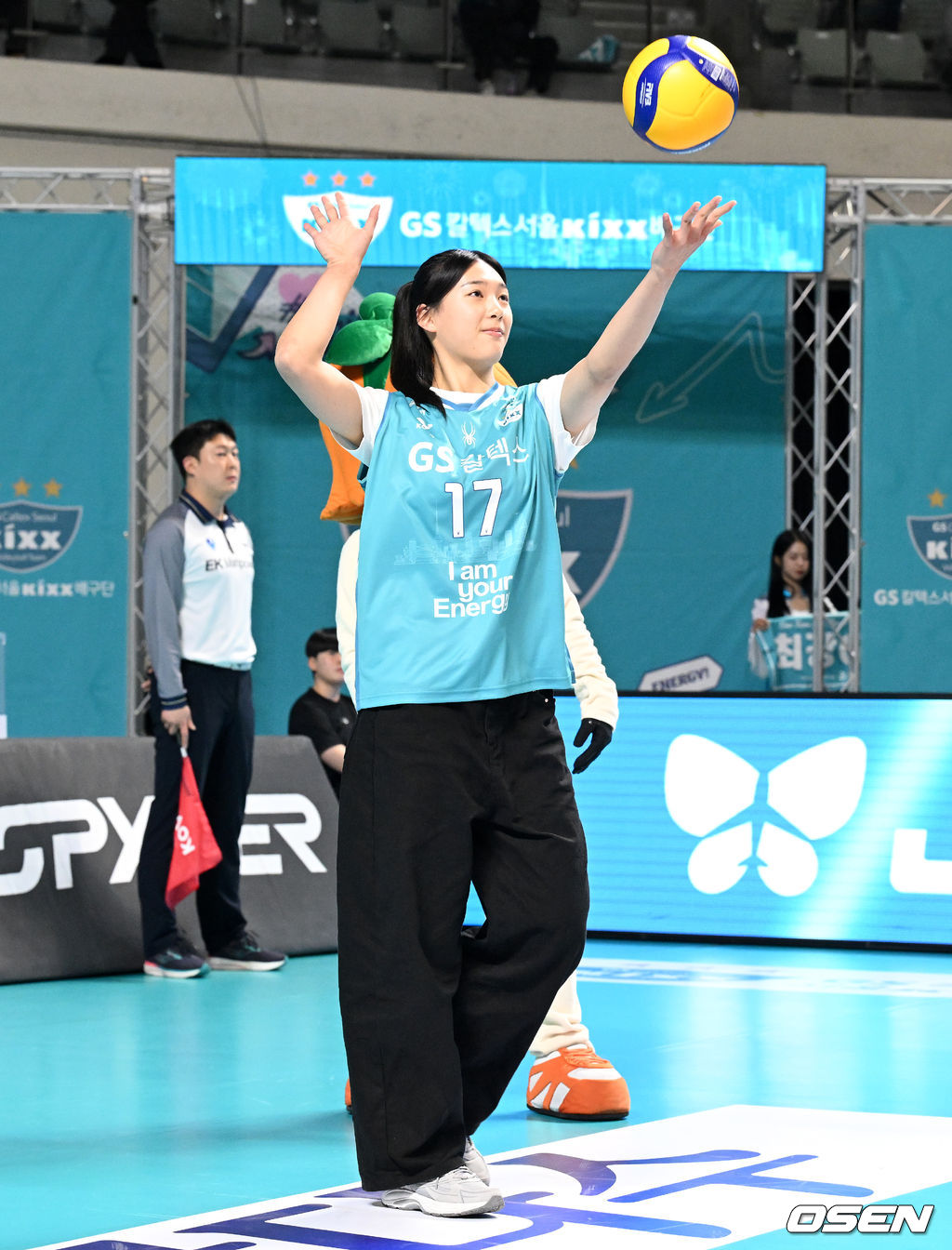 손서연은 GS칼텍스와 페퍼저축은행의 경기에 앞서 승리 기원 시구를 했다