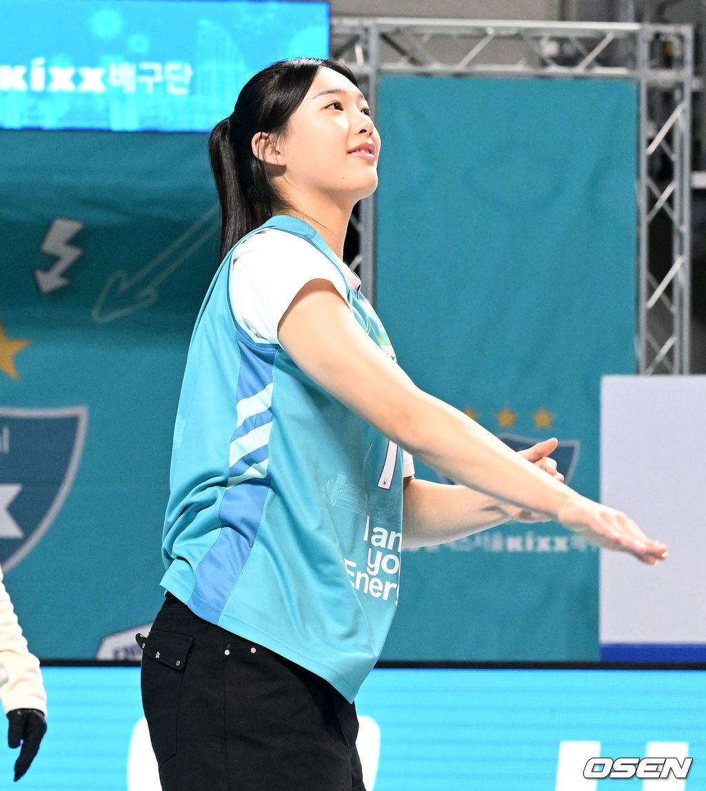 무회전 완벽 시구를 펼친 '리틀 김연경'