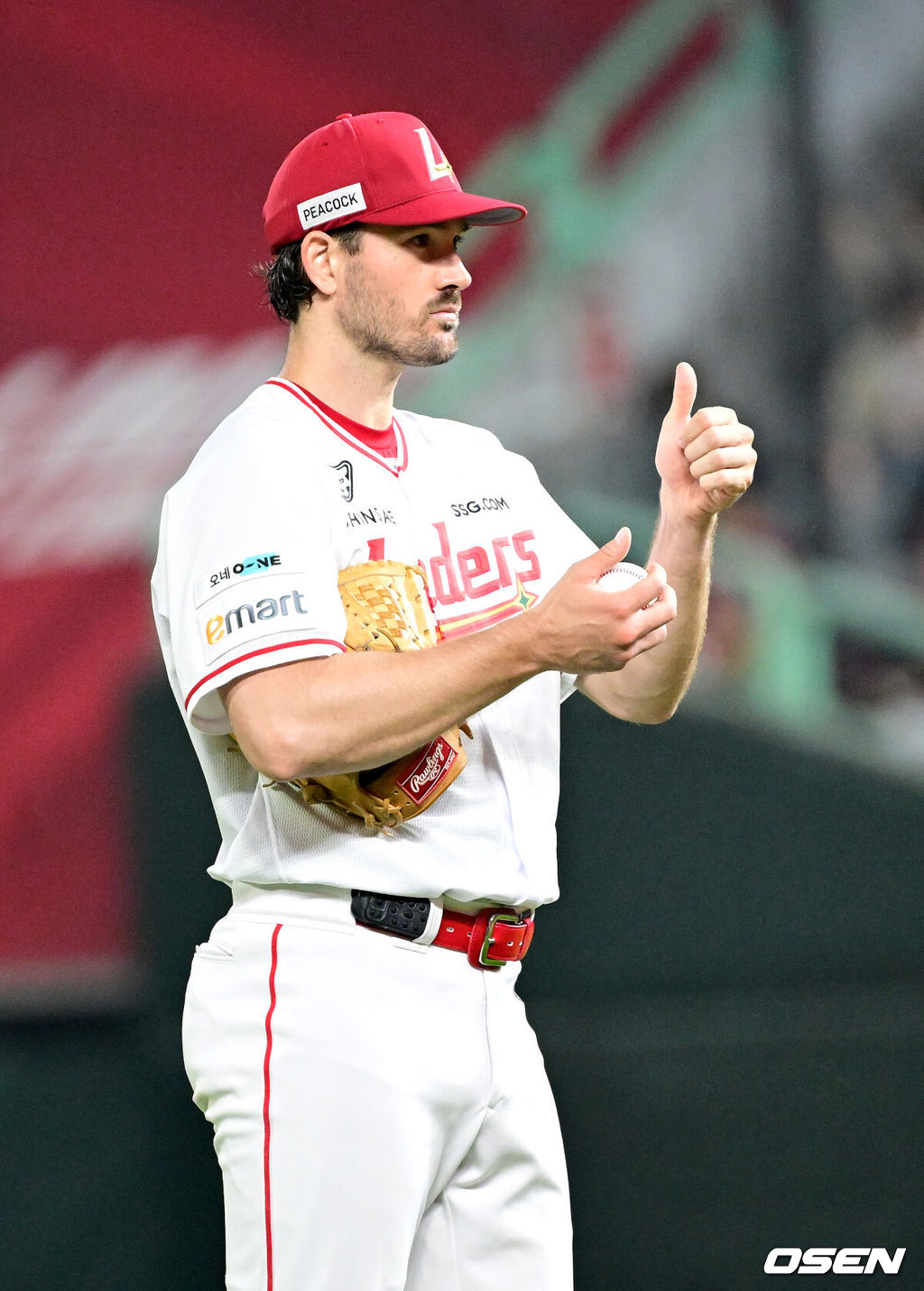 27일 인천 SSG랜더스필드에서 ‘2025 신한 SOL Bank KBO리그’ SSG 랜더스와 NC 다이노스의 경기가 열렸다.이날 홈팀 SSG는 드류 앤더슨, 방문팀 NC는 신민혁을 선발투수로 내세웠다.7회초 투구를 펼치는 SSG 선발 드류 앤더슨이 포수 조형우를 향해 제스처를 보내고 있다. 2025.05.27 / dreamer@osen.co.kr
