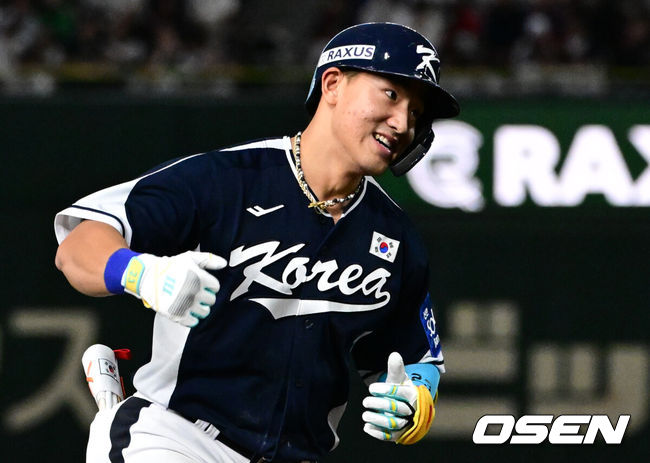 [OSEN=도쿄(일본), 조은정 기자] 한국 야구 대표팀이 한일전 첫 번째 경기에서 뼈아픈 역전패를 허용했다. 2023년 WBC(월드베이스볼클래식)에 이어서 또 한 번 마운드의 차이를 여실히 느꼈다.한국은 15일 일본 도쿄도 도쿄돔에서 열린 ‘2025 NAVER K-BASEBALL SERIES’ 일본과의 1차전에서 4-11 역전패를 당했다. 이날 패배로 한국은 성인 대표팀 경기에서 2015년 프리미어12 준결승 4-3 승리 이후 일본에 10연패(아시안게임 제외)를 당하고 말았다.4회초 무사 1루에서 대한민국 안현민이 선제 2타점 좌중월 투런포를 날린 뒤 베이스를 돌고 있다. 2025.11.15. /cej@osen.co.kr