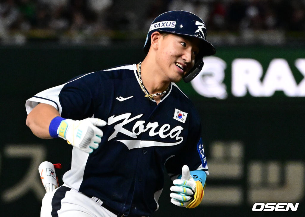 한국 야구 대표팀이 한일전 첫 번째 경기에서 뼈아픈 역전패를 허용했다. 2023년 WBC(월드베이스볼클래식)에 이어서 또 한 번 마운드의 차이를 여실히 느꼈다.한국은 15일 일본 도쿄도 도쿄돔에서 열린 ‘2025 NAVER K-BASEBALL SERIES’ 일본과의 1차전에서 4-11 역전패를 당했다. 이날 패배로 한국은 성인 대표팀 경기에서 2015년 프리미어12 준결승 4-3 승리 이후 일본에 10연패(아시안게임 제외)를 당하고 말았다.4회초 무사 1루에서 대한민국 안현민이 선제 2타점 좌중월 투런포를 날린 뒤 베이스를 돌고 있다. 2025.11.15. /cej@osen.co.kr