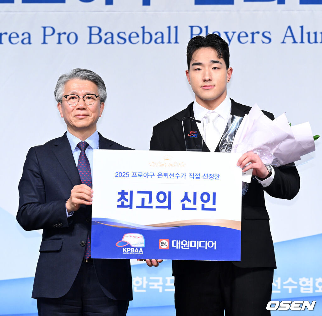 5일 오전 서울 강남구 호텔 리베라에서 제13회 2025 한국프로야구 은퇴선수의 날 시상식이 열렸다.이 시상식은 각지로 흩어져 활동 중인 프로야구 은퇴선수들이 한자리에 모여 한 해 동안 한국 야구의 발전을 위해 달려온 이들에게 감사의 마음을 표하고자 개최하는 행사다.최고의 신인상을 수상한 KT 안현민이 기념촬영을 하고 있다. 2025.12.05 /sunday@osen.co.kr