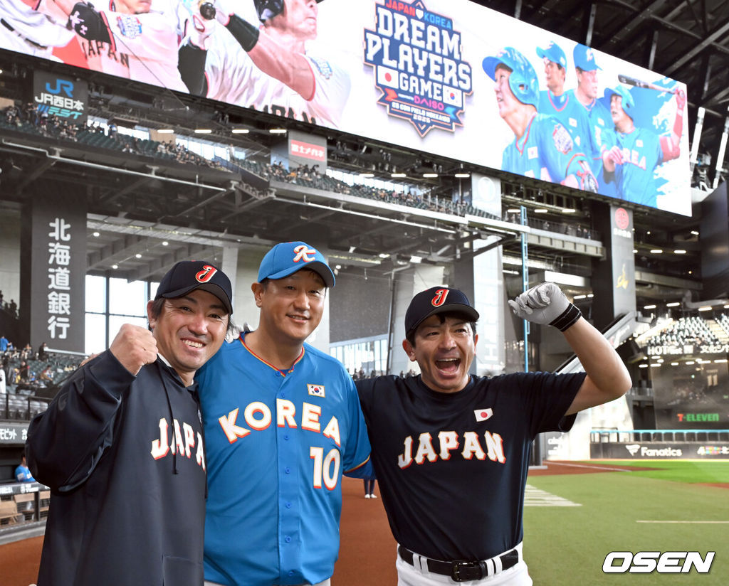 30일 일본 에스콘필드 홋카이도에서 ‘한일 드림 플레이어즈 게임’이 열렸다. 이 게임은 한국과 일본 프로야구를 대표했던 스타들이 총 출동해 양국의 우정을 이어간다.파이팅 외치는 우치가와,이대호,마쓰다./spjj@osen.co.kr