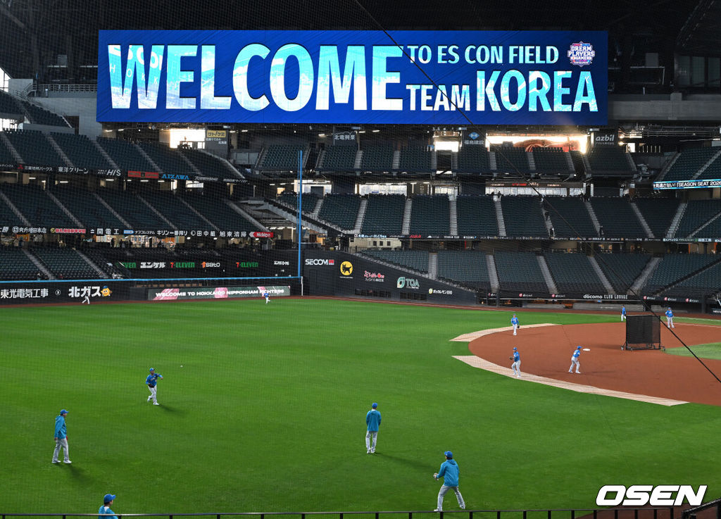 29일 일본 에스콘필드 홋카이도에서 ‘한일 드림 플레이어즈 게임’에 참가한 한국 선수들이 가볍게 몸을 풀었다.이 게임은 한국과 일본 프로야구를 대표했던 스타들이 총 출동해 양국의 우정을 이어간다.구대성이 외야에서 몸을 풀고 있다./spjj@osen.co.kr