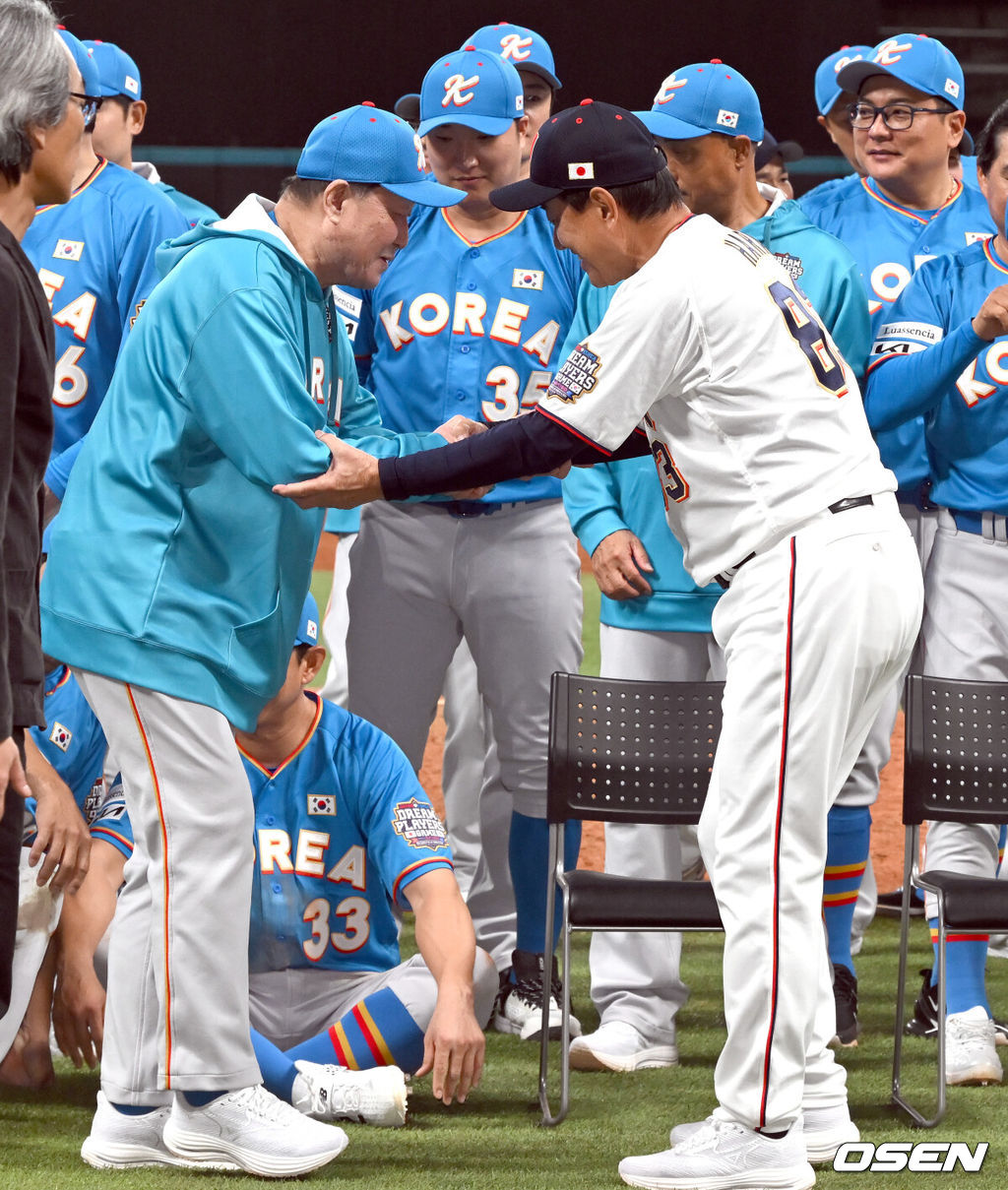 30일 일본 에스콘필드 홋카이도에서 ‘한일 드림 플레이어즈 게임’이 열려 한국이 이대호의 홈런을 앞세워 7-1로 승리했다.이 게임은 한국과 일본 프로야구를 대표했던 스타들이 총 출동해 양국의 우정을 이어간다.경기를 마치고 겨념사진을 찍을때 하라 감독이 김인식 감독을 부축하고 있다./spjj@osen.co.kr
