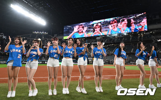 [OSEN=손용호 기자] 30일 일본 에스콘필드 홋카이도에서 ‘한일 드림 플레이어즈 게임’이 열려 한국이 이대호의 홈런을 앞세워 7-1로 승리했다.이 게임은 한국과 일본 프로야구를 대표했던 스타들이 총  출동해 양국의 우정을 이어간다.치어리더들이 팬들에게 인사를 하고 있다./spjj@osen.co.kr