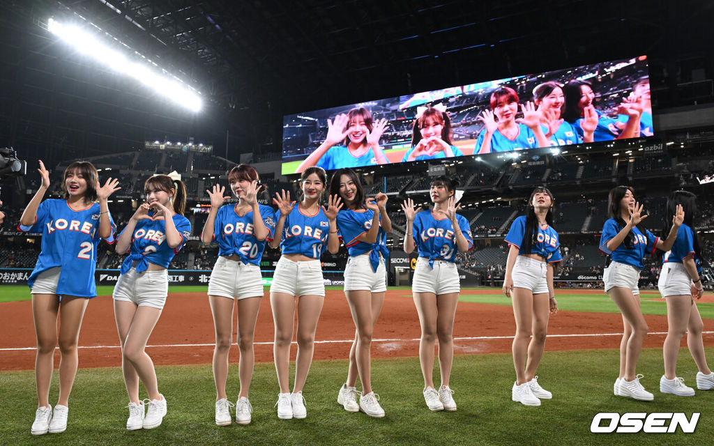 30일 일본 에스콘필드 홋카이도에서 ‘한일 드림 플레이어즈 게임’이 열려 한국이 이대호의 홈런을 앞세워 7-1로 승리했다.이 게임은 한국과 일본 프로야구를 대표했던 스타들이 총 출동해 양국의 우정을 이어간다.치어리더들이 팬들에게 인사를 하고 있다./spjj@osen.co.kr