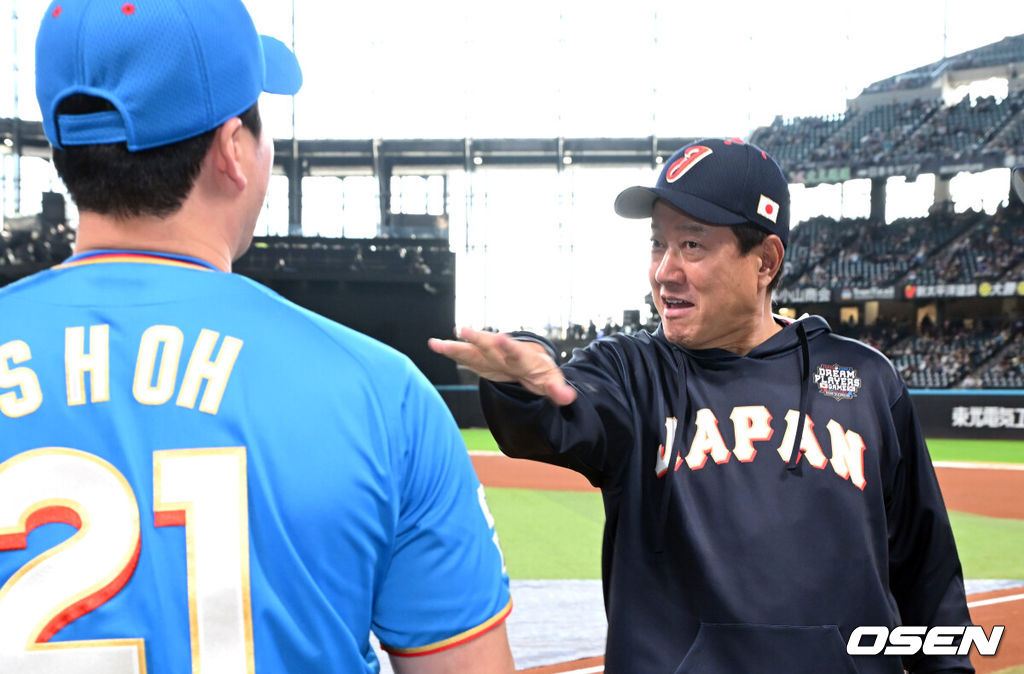 30일 일본 에스콘필드 홋카이도에서 ‘한일 드림 플레이어즈 게임’이 열렸다. 이 게임은 한국과 일본 프로야구를 대표했던 스타들이 총 출동해 양국의 우정을 이어간다.하라 감독이 오승환과 반갑게 인사를 나누고 있다./spjj@osen.co.kr
