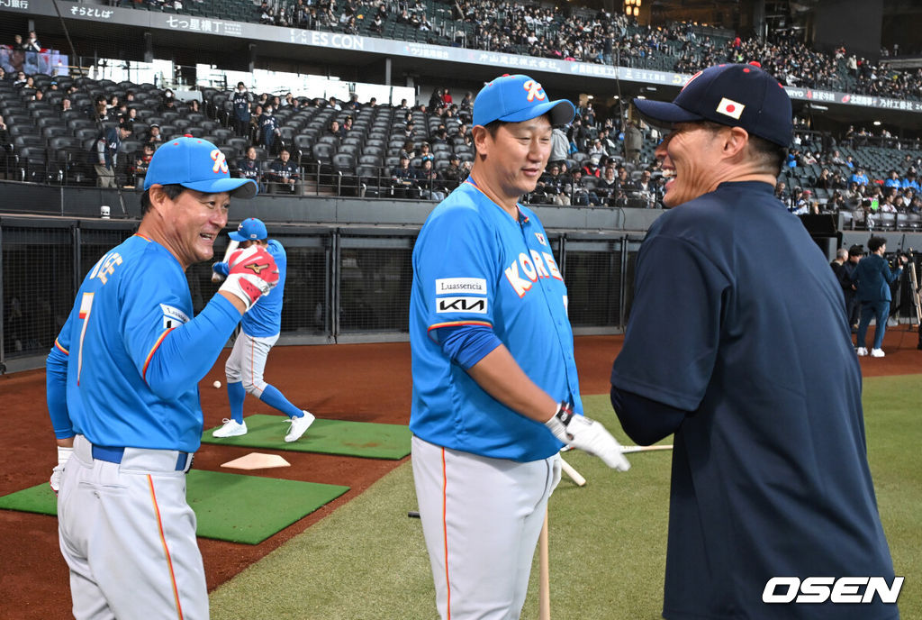 30일 일본 에스콘필드 홋카이도에서 ‘한일 드림 플레이어즈 게임’이 열렸다. 이 게임은 한국과 일본 프로야구를 대표했던 스타들이 총 출동해 양국의 우정을 이어간다.이종범이 피지컬 아시아에서 인기가 폭발한 이토이와 인사를 나누고 있다./spjj@osen.co.kr