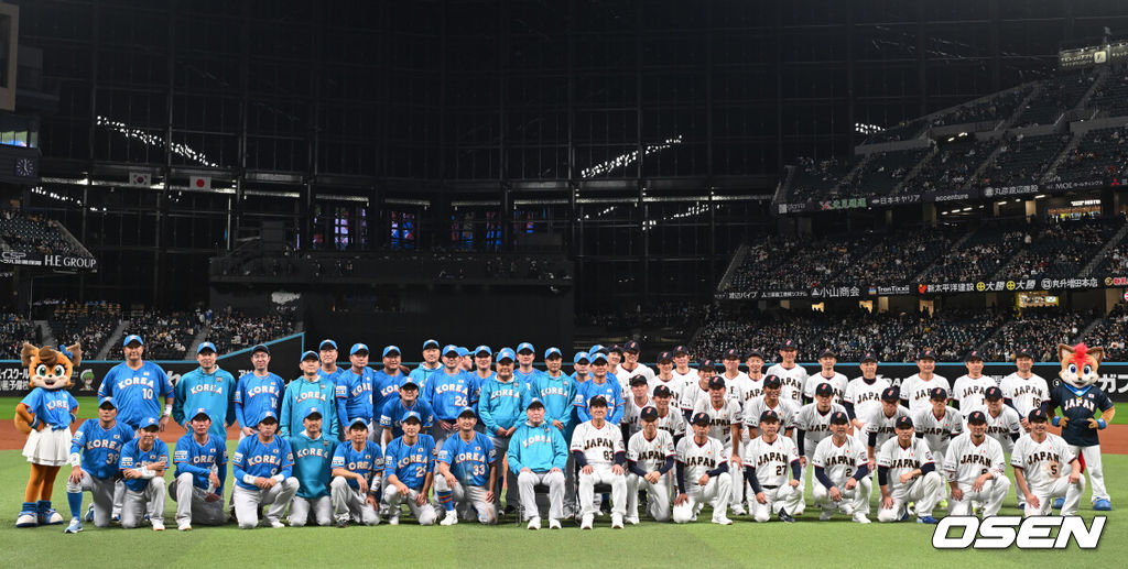 30일 일본 에스콘필드 홋카이도에서 ‘한일 드림 플레이어즈 게임’이 열려 한국이 이대호의 홈런을 앞세워 7-1로 승리했다.이 게임은 한국과 일본 프로야구를 대표했던 스타들이 총 출동해 양국의 우정을 이어간다.선수들이 경기가 끝나고 기념사진을 찍고 있다./spjj@osen.co.kr