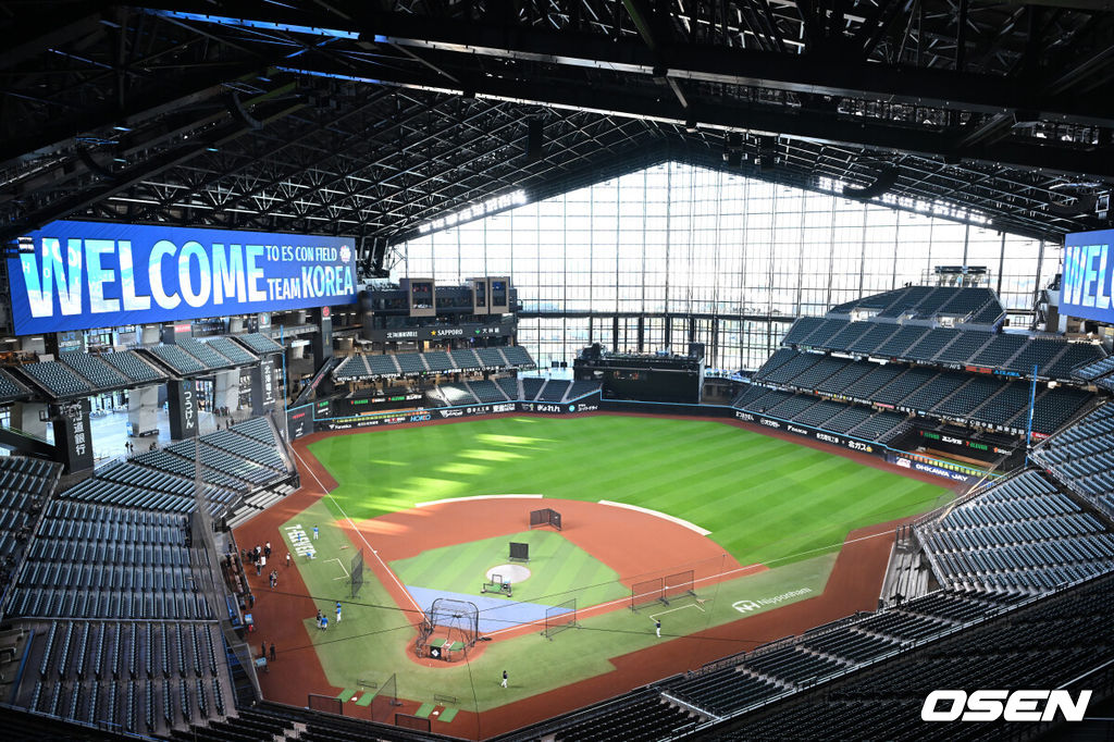 29일 일본 에스콘필드 홋카이도에서 ‘한일 드림 플레이어즈 게임’에 참가한 한국 선수들이 가볍게 몸을 풀었다.이 게임은 한국과 일본 프로야구를 대표했던 스타들이 총 출동해 양국의 우정을 이어간다.에스콘필드 홋카이도 스타디움./spjj@osen.co.kr