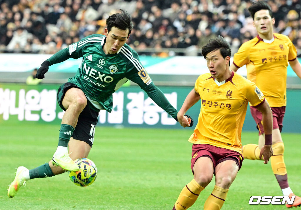 2025 하나은행 코리아컵 전북FC와 광주FC의 결승전이 6일 서울 마포구 서울월드컵경기장에서 열렸다.시민구단 광주는 사상 첫 코리안컵 우승에 도전, 전북은 올해 K리그1 우승에 이어 두 번째 더블을 노린다.후반 전북 송민규가 돌파하고 있다. 2025.12.06 /cej@osen.co.kr