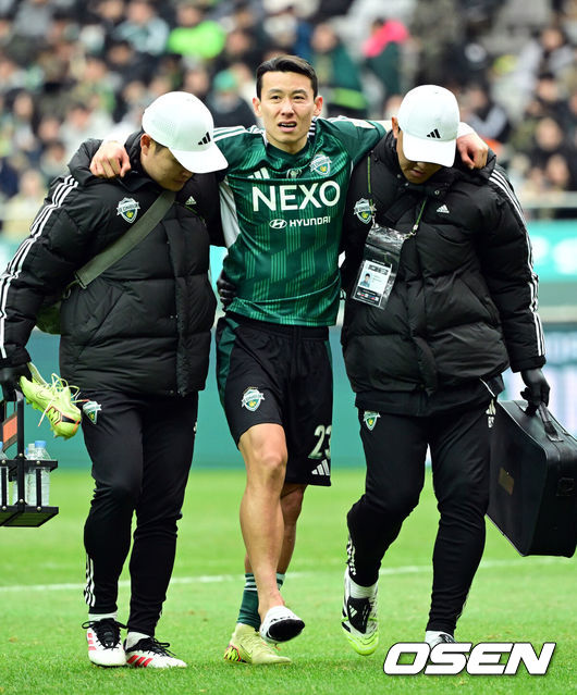 [OSEN=상암월드컵경기장, 조은정 기자] 2025 하나은행 코리아컵 전북FC와 광주FC의 결승전이 6일 서울 마포구 서울월드컵경기장에서 열렸다.시민구단 광주는 사상 첫 코리안컵 우승에 도전, 전북은 올해 K리그1 우승에 이어 두 번째 더블을 노린다.전반 전북 김태환이 부상으로 교체되고 있다. 2025.12.06 /cej@osen.co.kr