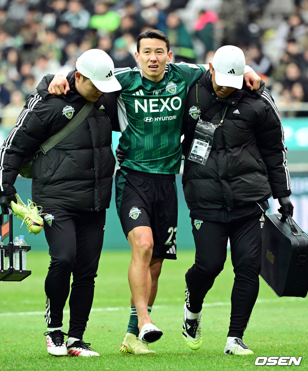 2025 하나은행 코리아컵 전북FC와 광주FC의 결승전이 6일 서울 마포구 서울월드컵경기장에서 열렸다.시민구단 광주는 사상 첫 코리안컵 우승에 도전, 전북은 올해 K리그1 우승에 이어 두 번째 더블을 노린다.전반 전북 김태환이 부상으로 교체되고 있다. 2025.12.06 /cej@osen.co.kr