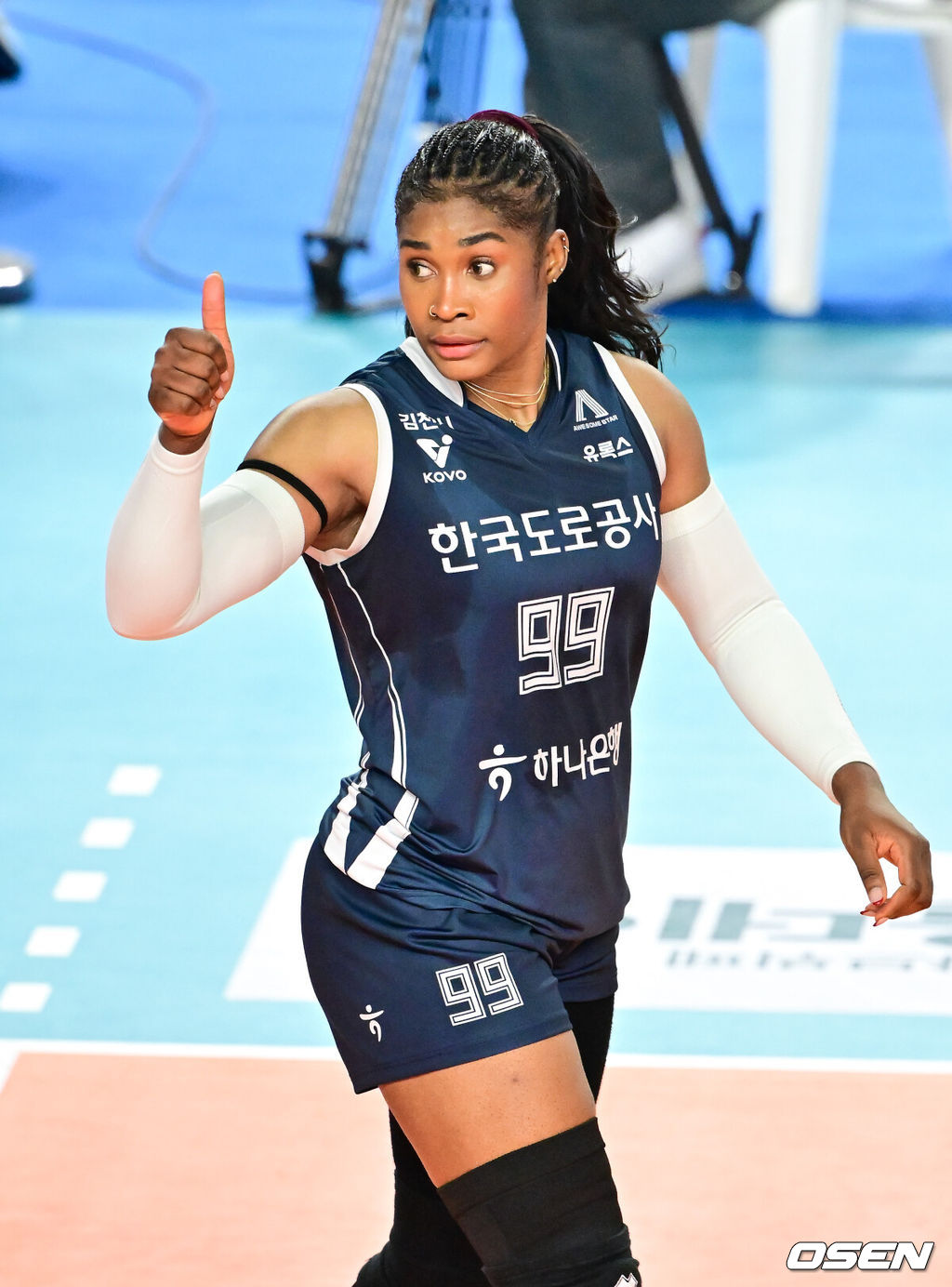 27일 김천실내체육관에서 진에어 2025~2026 V리그 여자부 한국도로공사와 페퍼저축은행의 경기가 진행됐다.한국도로공사(1위 승점 25점, 9승1패)와 페퍼저축은행(3위 승점 16점, 6승3패)이 선두 경쟁 속에서 10연승을 노리는 한국도로공사의 독주를 막고 추격하려는 승부를 펼친다.2세트 한국도로공사 모마가 득점 후 동료들 향해 엄지손가락을 보이고 있다. . 2025.11.27 / soul1014@osen.co.kr