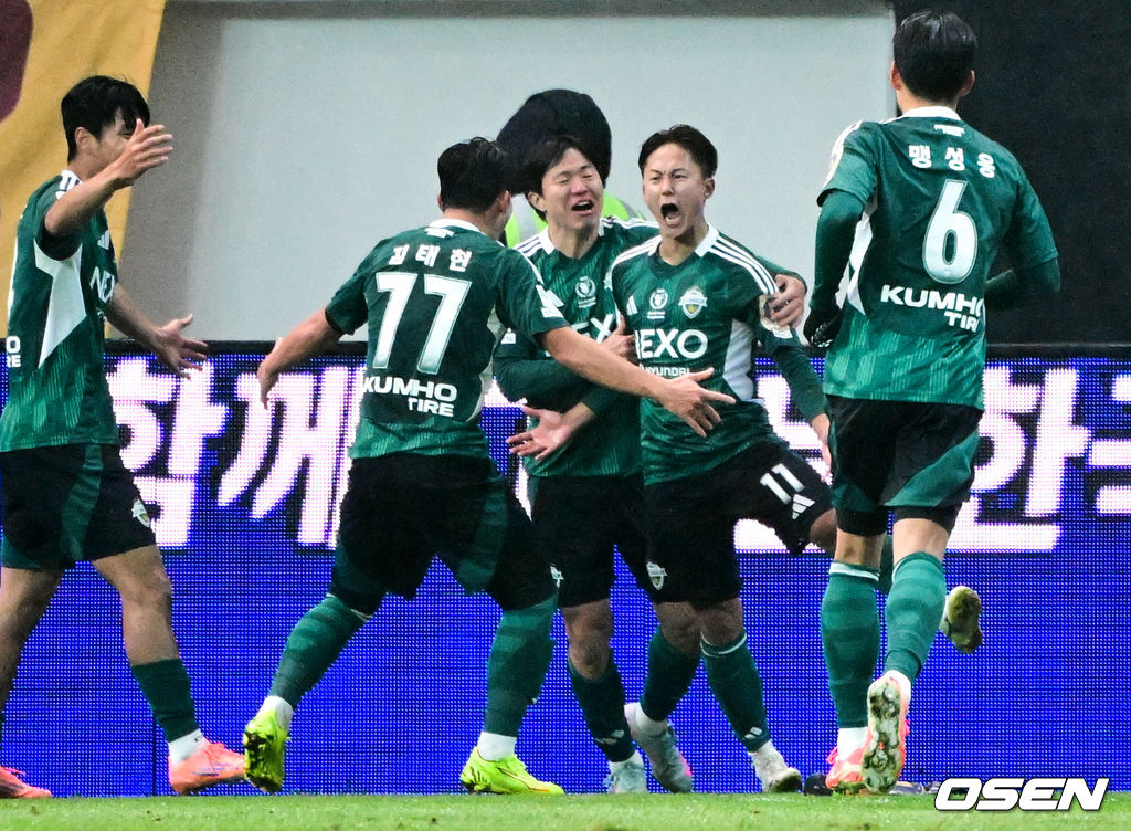 전북현대가 끝내 정상에 섰다. 연장전 혈투 끝에 광주FC를 2-1로 꺾고 2025 하나은행 코리아컵 우승을 차지했다. 120분 동안 퇴장·부상·논란 상황이 뒤섞인 결승전이었지만, 마지막에 웃은 팀은 전북이었다.전북현대는 6일 오후 1시 30분 서울월드컵경기장에서 열린 2025 하나은행 코리아컵 결승전에서 광주FC와 맞붙어 2-1로 승리했다.연장 전반 결승골을 넣은 전북 이승우가 기뻐하고 있다. 2025.12.06 /cej@osen.co.kr