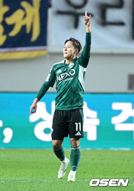 [OSEN=상암월드컵경기장, 조은정 기자] 2025 하나은행 코리아컵 전북FC와 광주FC의 결승전이 6일 서울 마포구 서울월드컵경기장에서 열렸다.시민구단 광주는 사상 첫 코리안컵 우승에 도전, 전북은 올해 K리그1 우승에 이어 두 번째 더블을 노린다.연장 전북 이승우가 다시 앞서가는 골을 넣은 뒤 세리머니를 하고 있다. 2025.12.06 /cej@osen.co.kr