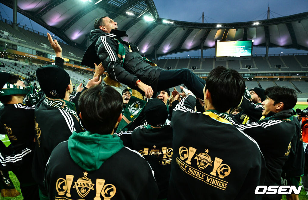 전북현대가 끝내 정상에 섰다. 연장전 혈투 끝에 광주FC를 2-1로 꺾고 2025 하나은행 코리아컵 우승을 차지했다. 120분 동안 퇴장·부상·논란 상황이 뒤섞인 결승전이었지만, 마지막에 웃은 팀은 전북이었다.전북현대는 6일 오후 1시 30분 서울월드컵경기장에서 열린 2025 하나은행 코리아컵 결승전에서 광주FC와 맞붙어 2-1로 승리했다.통산 6번째 우승에 성공한 전북이 포옛 감독을 헹가래 하고 있다. 2025.12.06 /cej@osen.co.kr